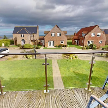 Sandy Shores, The Bay, 2 Bedrooms With Ensuites, Balcony With Sea View, Parking With Ev Point, 2 Dogs Welcome * Filey