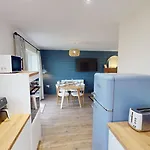 Sandy Shores, The Bay, 2 Bedrooms With Ensuites, Balcony With Sea View, Parking With Ev Point, 2 Dogs Welcome Holiday home