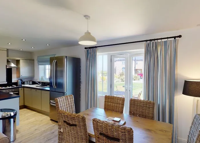 Sandy Shores, The Bay, 2 Bedrooms With Ensuites, Balcony With Sea View, Parking With Ev Point, 2 Dogs Welcome * Filey